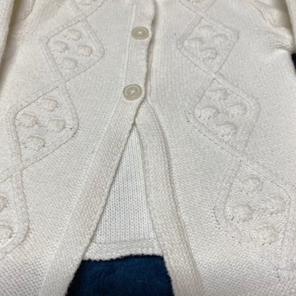 White cardigan with beautiful knit designs - Picture 3 of 4